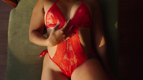 Top näkymä nainen punainen alusvaatteet liikkuvat kätensä koko hänen ruumiinsa - Body Positiivinen - Materiaali, video