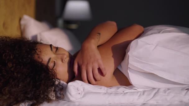 Chica latina cubre su cuerpo con una almohada y se toca en su cama - Body Positive - Imágenes, Vídeo
