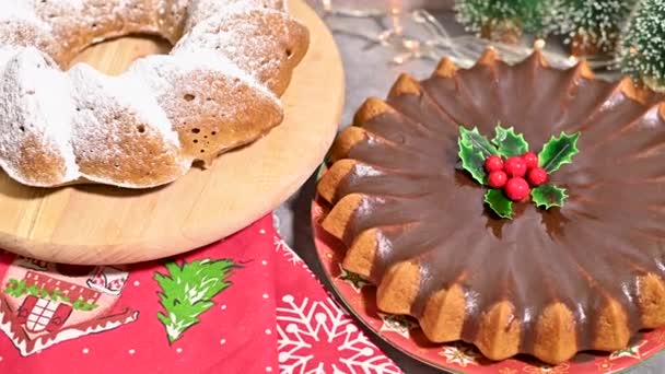 Pasteles de Navidad adornados Creando un espectáculo de mesa dulce - Imágenes, Vídeo