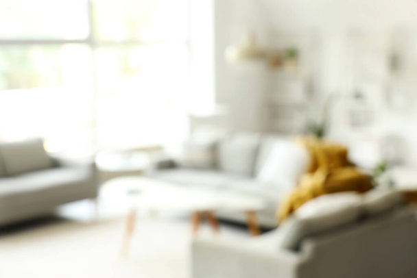Vista borrosa de la luz sala de estar con sofás - Foto, Imagen