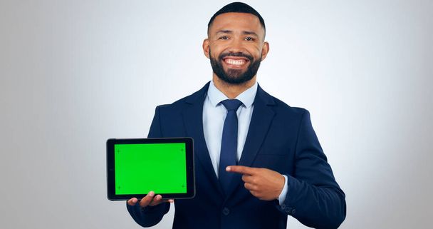 Tablet, πράσινη οθόνη και πορτρέτο του επιχειρηματία στο στούντιο για το διαδίκτυο, την προώθηση της ιστοσελίδας και τα μέσα κοινωνικής δικτύωσης. Εταιρικό, επαγγελματικό και πρόσωπο στην ψηφιακή τεχνολογία για δικτύωση σε γκρι φόντο. - Φωτογραφία, εικόνα