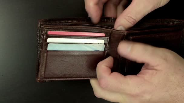 Zwei Dollar aus der Brieftasche geholt - Filmmaterial, Video