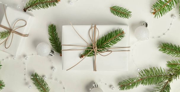 Noel hediyesi, köknar dalları ve beyaz arka planda süslemeler, üst görünüm - Fotoğraf, Görsel