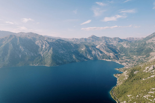 A Baía de Kotor está rodeada por uma cordilheira verde. Montenegro. Um drone. Foto de alta qualidade - Foto, Imagem