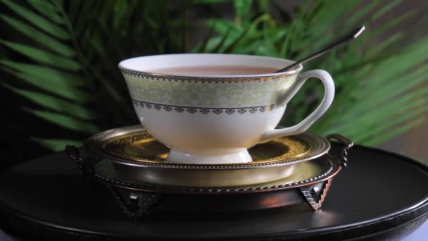 Forró édes tea egy csésze a régi háttér - Felvétel, videó