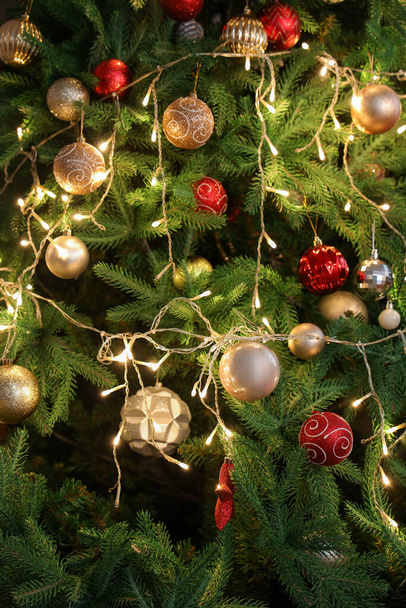 Árbol de Navidad decorado con adornos y luces brillantes - Foto, Imagen