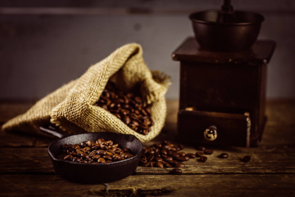 μύλος καφέ και κόκκοι καφέ  - Φωτογραφία, εικόνα