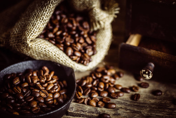 kávébab és a régi grinder - Fotó, kép