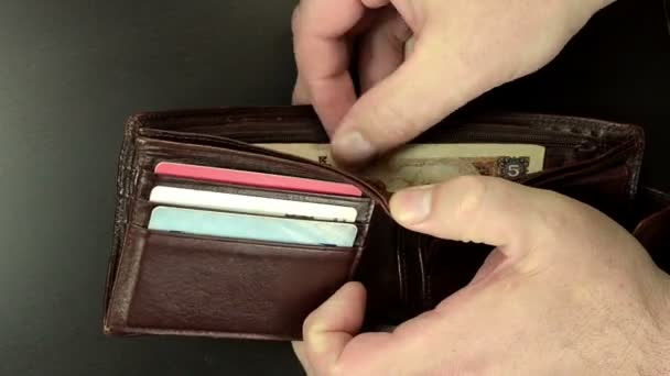 5 juanów trafiają z portfela - Materiał filmowy, wideo