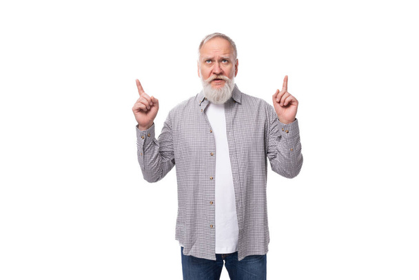 stylischer älterer Mann mit weißem Bart und Schnurrbart in kariertem Hemd über weißem T-Shirt. - Foto, Bild