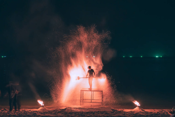 Verano concepto de vacaciones de viaje, hombre hilado de lana de acero al fuego con reflejo de agua en el mar en fiesta club de playa por la noche en Koh Samui, Tailandia - Foto, Imagen