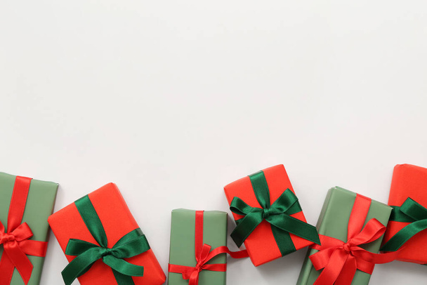 рождественские подарочные коробки на белом фоне - Фото, изображение