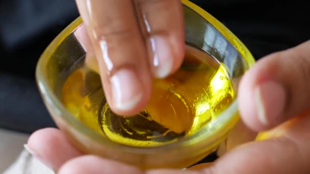 vrouwen hand met olijfolie . - Video