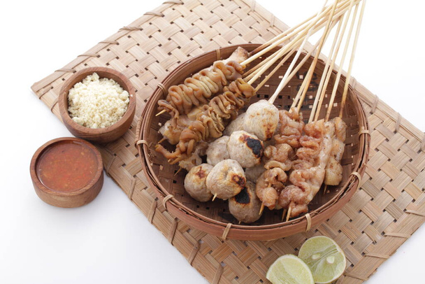 Sate taichan es una variación de pollo satay a la parrilla y servido sin cacahuete o ketjap condimento a diferencia de otros satays. Se sirve con sambal y lima clave exprimida, - Foto, imagen
