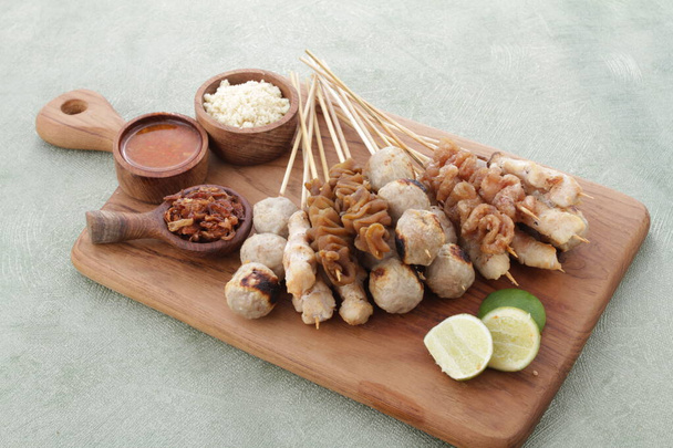 Sate taichan es una variación de pollo satay a la parrilla y servido sin cacahuete o ketjap condimento a diferencia de otros satays. Se sirve con sambal y lima clave exprimida, - Foto, imagen