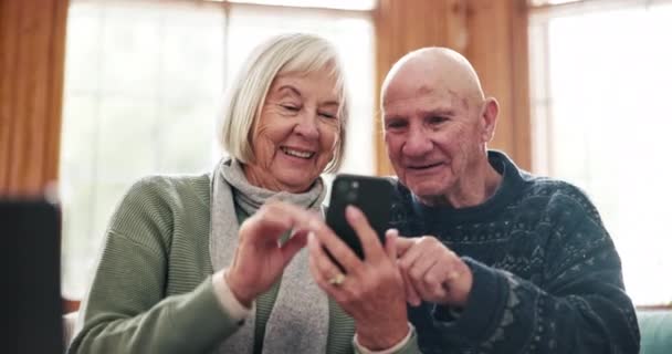 Χαλαρώστε, σπίτι και ηλικιωμένοι ζευγάρι με smartphone, συνταξιοδότηση και συνομιλία με σύνδεση, μέσα κοινωνικής δικτύωσης ή δακτυλογράφηση. Διαμέρισμα, γέρος ή ηλικιωμένη γυναίκα με κινητό τηλέφωνο, κινητό χρήστη ή αστείο με sms. - Πλάνα, βίντεο