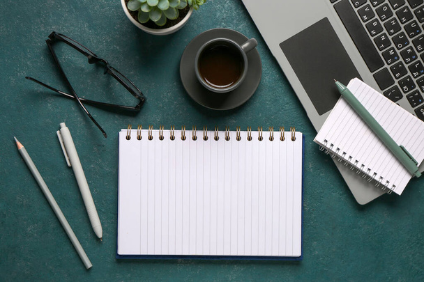 Notebooks com laptop e xícara de café saboroso no fundo verde - Foto, Imagem