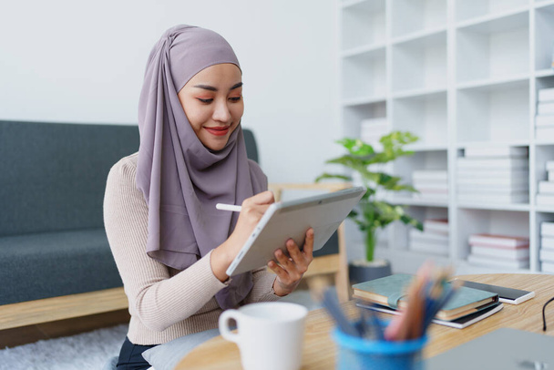 Funcionário muçulmano usa tablet para trabalhar no escritório - Foto, Imagem
