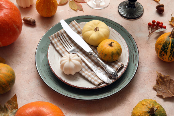Schöne Tischdekoration für Thanksgiving Day Feier auf grunge beige Hintergrund - Foto, Bild