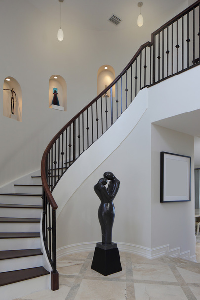 Interior moderno com uma escada em espiral
 - Foto, Imagem