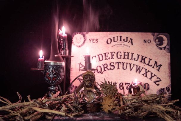 Sessione di magia nera e riti pagani con illuminazione drammatica - Foto, immagini