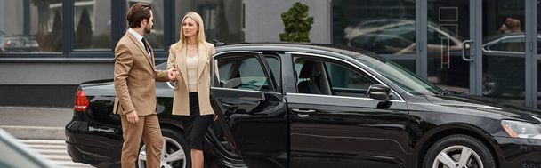 modna para biznesowa w formalnym ubraniu trzymając się za ręce i patrząc na siebie w pobliżu samochodu, baner - Zdjęcie, obraz