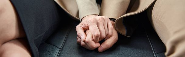částečný pohled na úspěšný obchodní pár držící se za ruce v luxusním autě, milostný poměr, banner - Fotografie, Obrázek