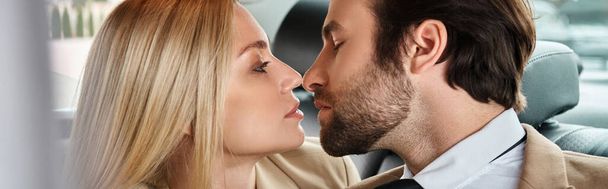 atractiva y sensual rubia empresaria seduciendo guapo barbudo hombre de negocios en coche, pancarta - Foto, Imagen