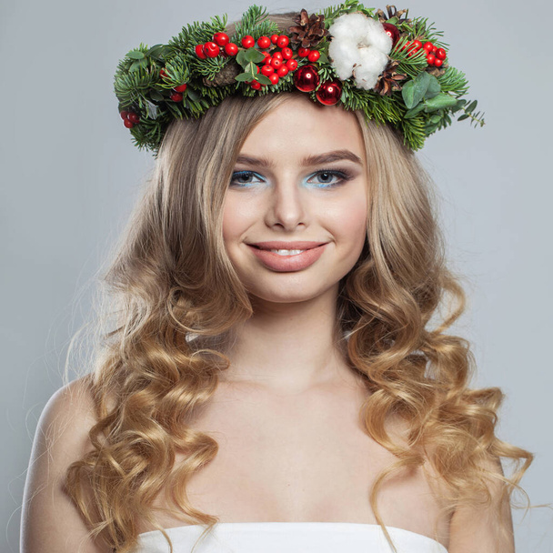 Happy mooie stijlvolle dame met make-up, lange glanzende golvende kapsel op witte achtergrond. Kerst vrouw portret - Foto, afbeelding