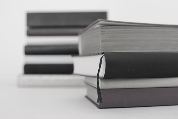 стопка черно-белых книг, изолированных на белом фоне. - Фото, изображение
