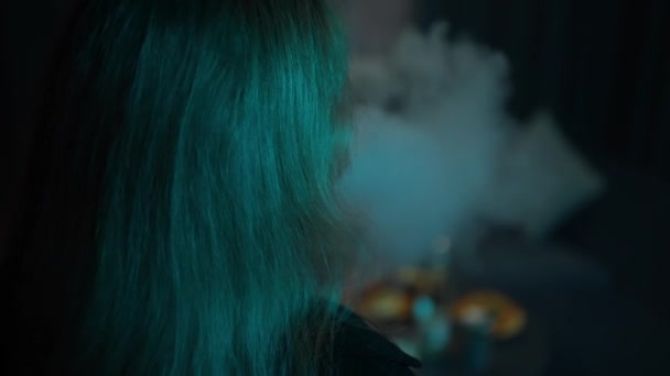 Νύχτα νέον, όμορφη σέξι νεαρή γυναίκα καπνίζει ηλεκτρονικό τσιγάρο τη νύχτα - Πλάνα, βίντεο