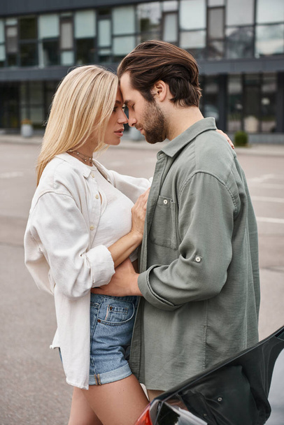 romantisch en stijlvol paar in casual kleding staan oog in oog op straat, liefde affaire - Foto, afbeelding