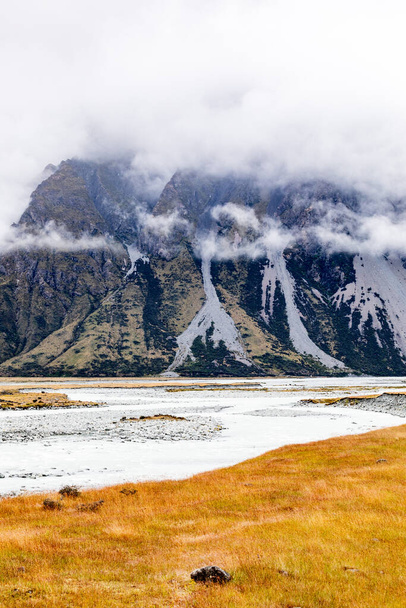 Aoraki tai Mount Cook 'on Uuden-Seelannin korkein vuori. Sen korkeus on 3724 metriä. Hooker Valley radalla on kolme riippusiltaa. Alempi Hooker keskeyttäminen silta - Valokuva, kuva