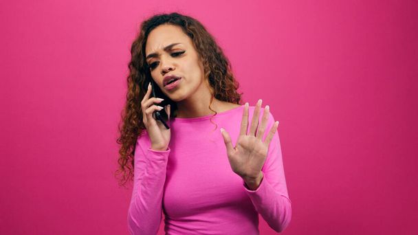 Jeune femme se battre au téléphone, parler et se fâcher, donner attitude. Photo de haute qualité - Photo, image