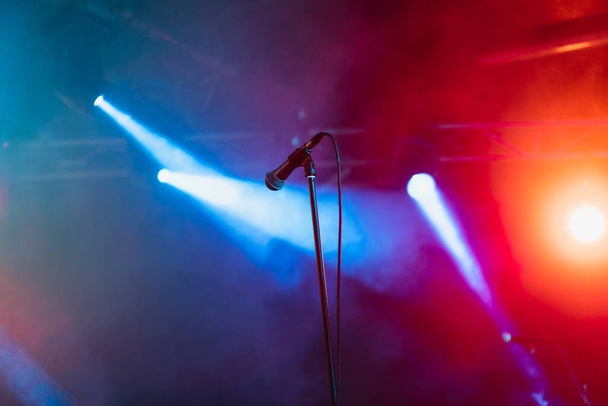 Boş bir sahnede genel bir mikrofon görüntüsü. Yüksek kalite fotoğraf - Fotoğraf, Görsel