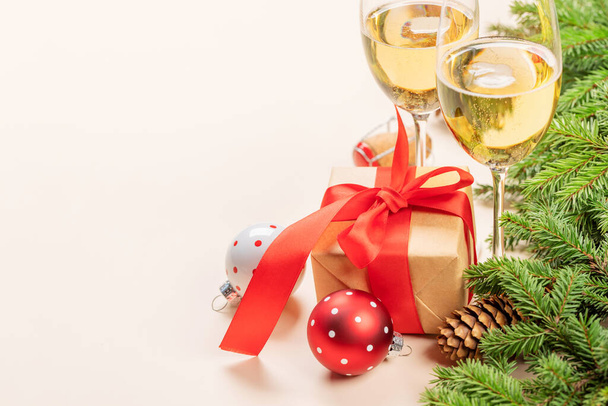 Rama de abeto de Navidad, champán, caja de regalo y espacio para saludos de Navidad texto - Foto, Imagen