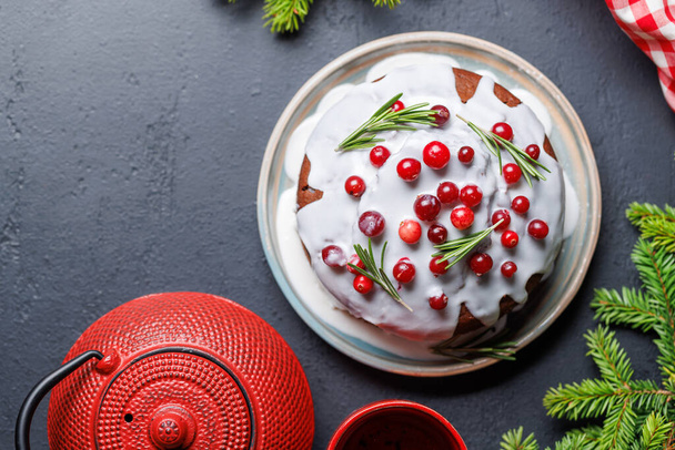 Délicieux gâteau de Noël, un régal de vacances festives. Pose plate avec espace de copie - Photo, image