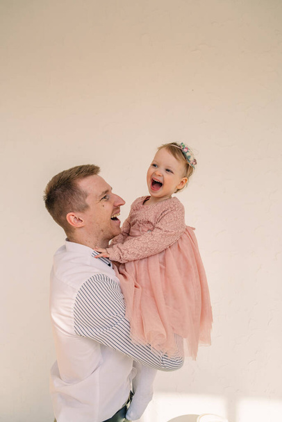 padre con hija teniendo emociones divertidas - Foto, Imagen