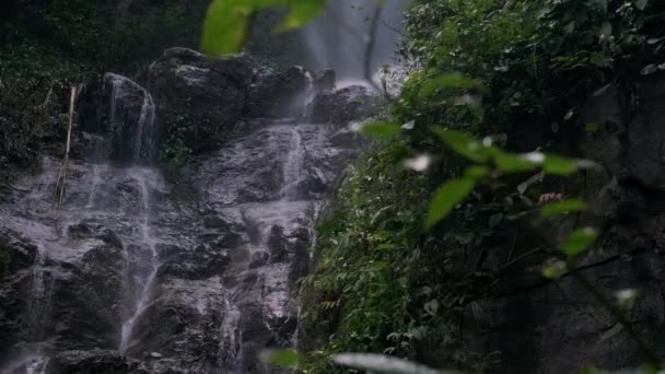 Красивый пейзаж водопада в тропических лесах Таиланда. Концепция приключений и путешествия. - Кадры, видео