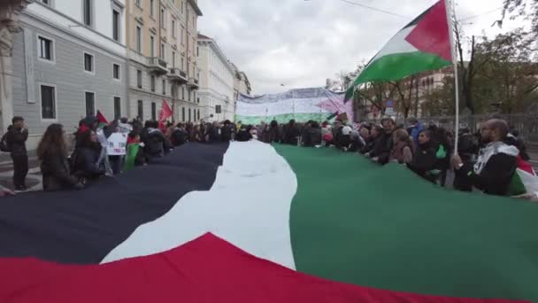 Europa, Italia, Milán 11-6-23 - Manifestación en apoyo de Palestina tras el inicio de la guerra entre Hamás e Israel en Gaza - Metraje, vídeo
