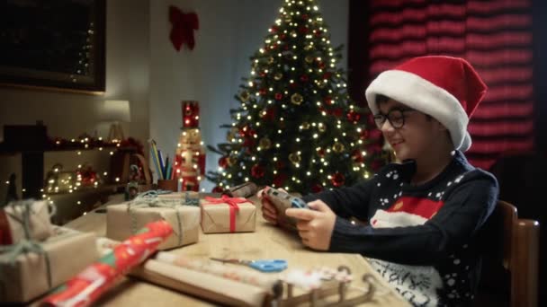 Kind spielt zu Weihnachten mit seinem Geschenk .  - Filmmaterial, Video