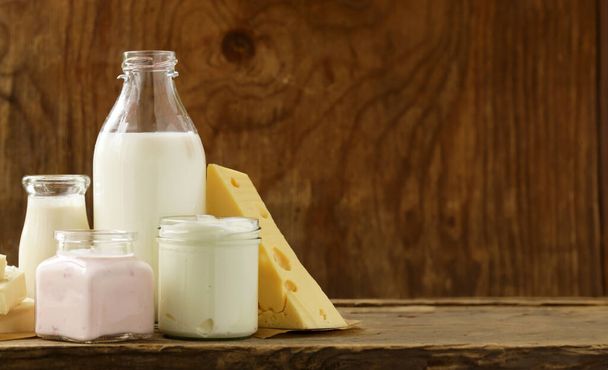 ассортимент молочных продуктов на деревянном столе, деревенский стиль - Фото, изображение