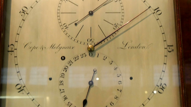 reloj de pared grande en un marco de madera
 - Imágenes, Vídeo
