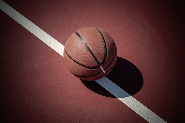 Closeup basketbalový míč na venkovních kurtech - Fotografie, Obrázek