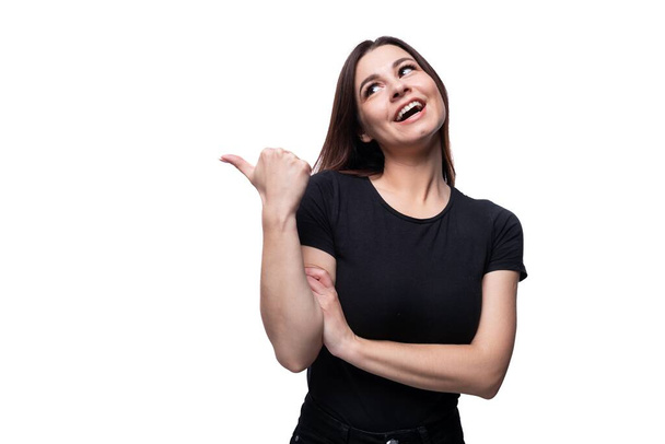 Mladá usměvavá Evropanka oblečená v základním tričku ukazujícím prstem. - Fotografie, Obrázek