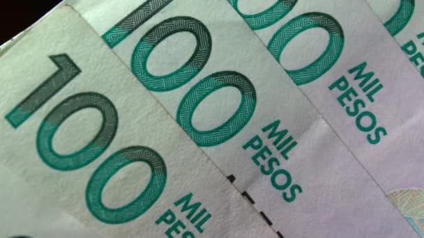 Kolombiya para pesoları Kolombiya banknotlarını kapatıyor. - Video, Çekim