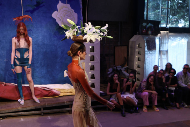 Sao Paulo, Brazilië - 11 / 08 / 2023: Helo Rocha modeshow tijdens Sao Paulo Fashion Week - SPFW N56, met een Origins thema, in Teatro Ofina, in de centrale regio van de hoofdstad van Sao Paulo, deze woensdag 8 november 2023 - Foto, afbeelding