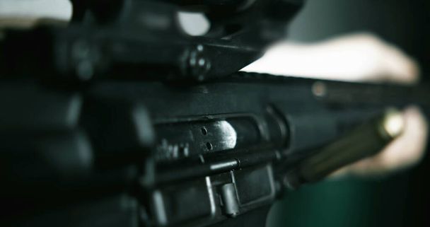 Ультра-низька 800fps деталь кулі вихід штурмової гвинтівки, кілька пострілів у високій роздільній здатності крупним планом, кулі, що летять у повітрі з камери - Фото, зображення