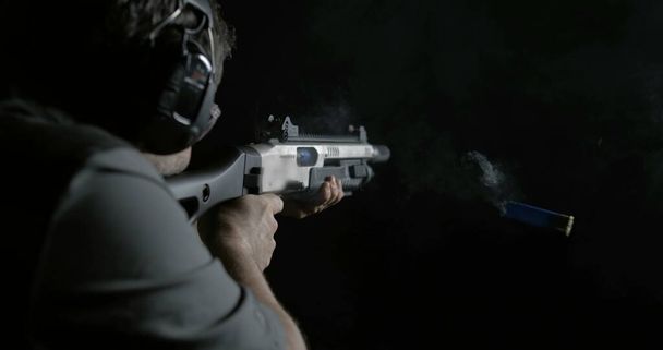 Человек стреляет дробовик Захвачен в 800fps Super Slow-Motion, Высокоскоростной стрельбы сзади - Фото, изображение