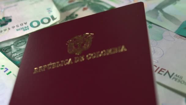 Колумбійський паспорт Повільнення на колумбійські гроші COP - Кадри, відео
